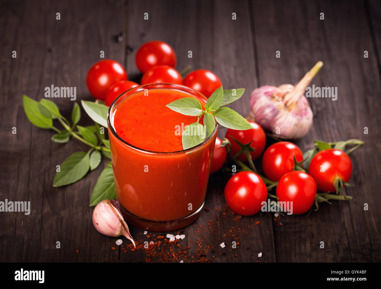 I succhi di pomodoro, il vetro con basilico e pomodori Foto Stock