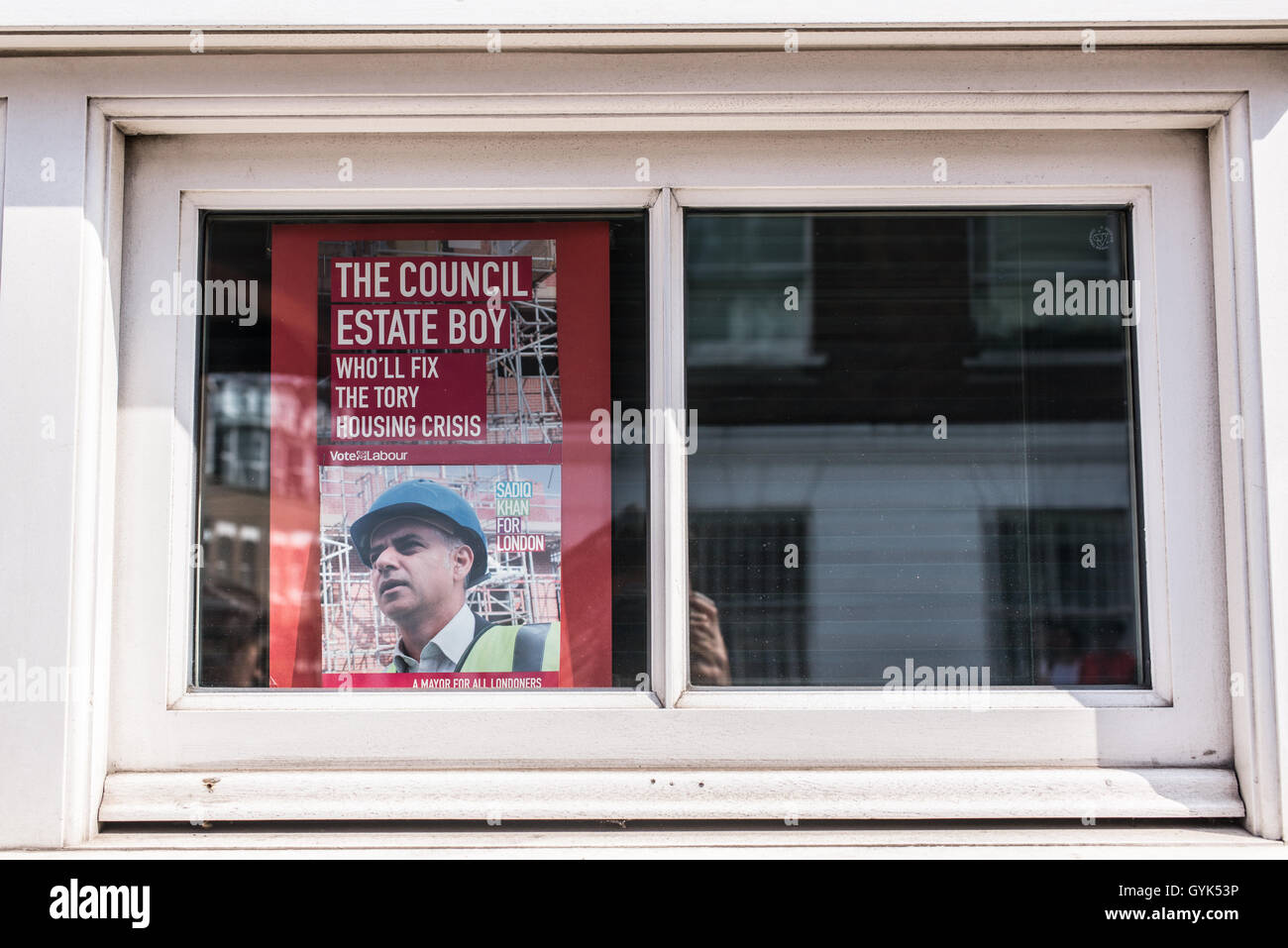 Poster su un consiglio finestra piatta di supporto del nuovo sindaco di Londra Sadiq Khan che lavoreranno per fissare Londra crisi di alloggiamento Foto Stock