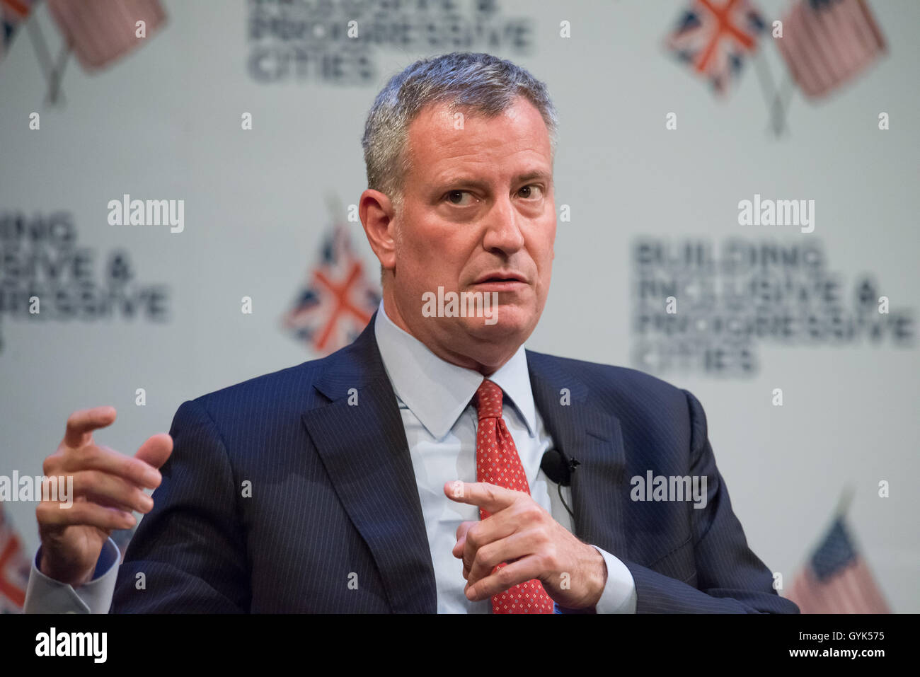 Queens, Stati Uniti. Xviii Sep, 2016. Sindaco di New York City Bill de Blasio e Sadiq Kahn, sindaco di Londra ha partecipato a un forum sulla città inclusiva e della lotta contro l'islamofobia ospitato da Laguardia Community College nel Queens. Credito: Albin Lohr-Jones/Pacific Press/Alamy Live News Foto Stock