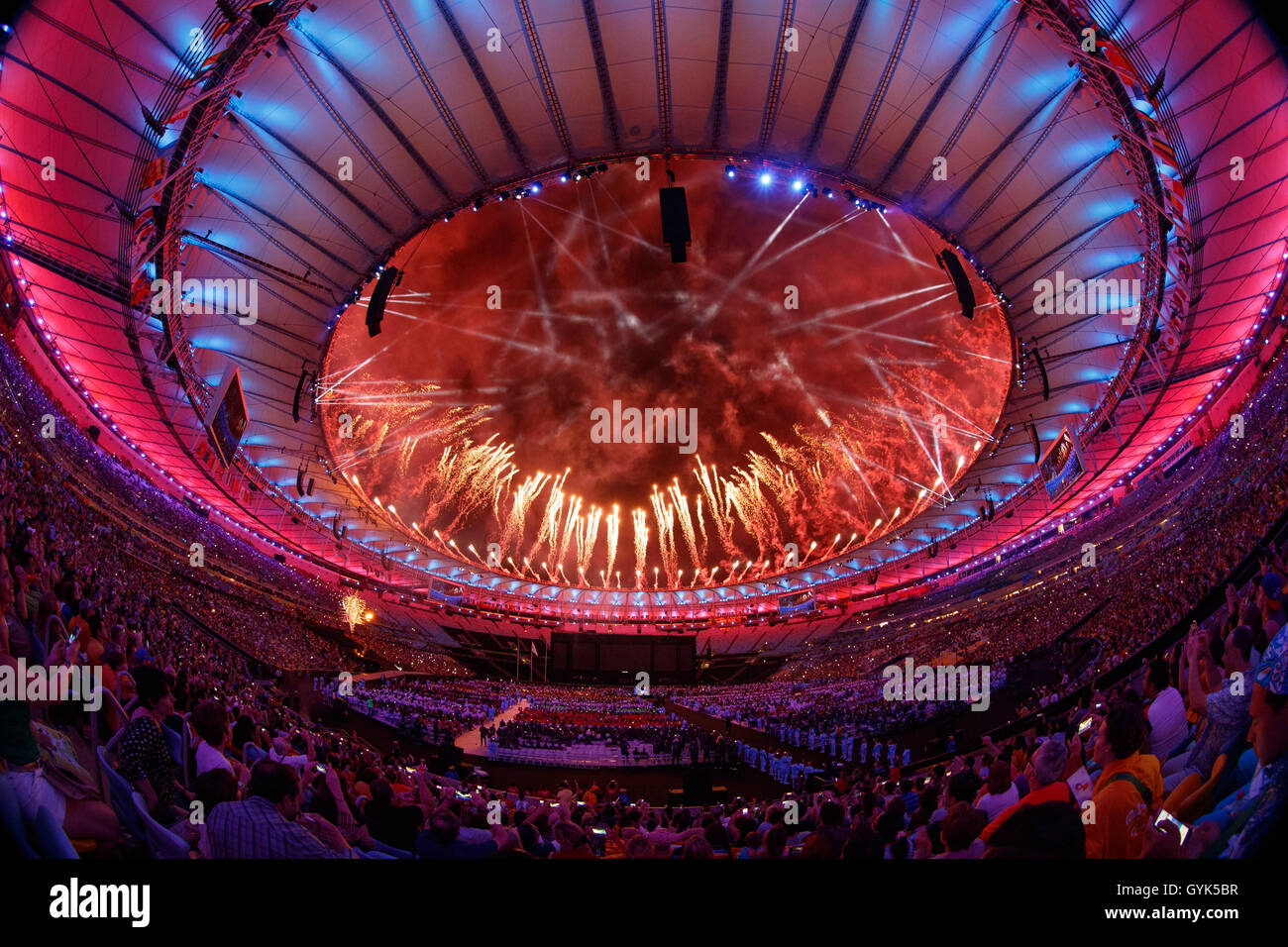 Fuochi d'artificio sono impostate su off durante la cerimonia di chiusura durante la cerimonia di chiusura al Maracana durante l'undicesimo giorno del 2016 Rio Giochi Paralimpici di Rio de Janeiro in Brasile. Foto Stock