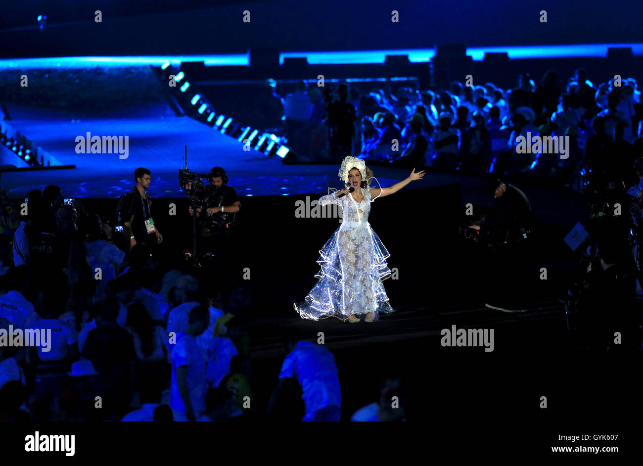 Vanessa da Mata canta durante la cerimonia di chiusura sull'undicesimo giorno del 2016 Rio Giochi Paralimpici al Maracana, Rio de Janeiro, Brasile. Foto Stock