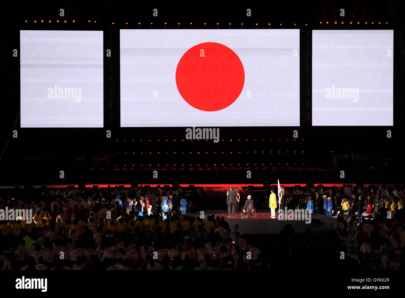 Il Sindaco di Rio de Janeiro Eduardo Paes (a sinistra) Presidente dell'IPC Sir Philip Craven (centro) e il Governatore di Tokyo Yuriko Koike guardano come la bandiera giapponese è visualizzata sul grande schermo durante la cerimonia di chiusura, l'undicesimo giorno dei Giochi Paralimpici di Rio 2016 Al Maracana, Rio de Janeiro, Brasile. PREMERE ASSOCIAZIONE foto. Data immagine: Domenica 18 settembre 2016. Il credito fotografico dovrebbe essere: Adam Davy/PA Wire. Foto Stock