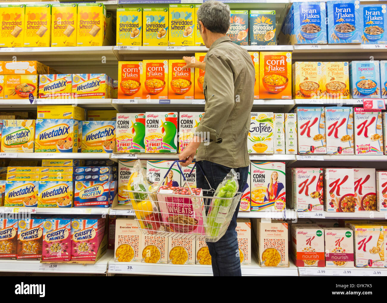 L'uomo l'acquisto di cereali per la prima colazione nel supermercato Tesco. Regno Unito Foto Stock