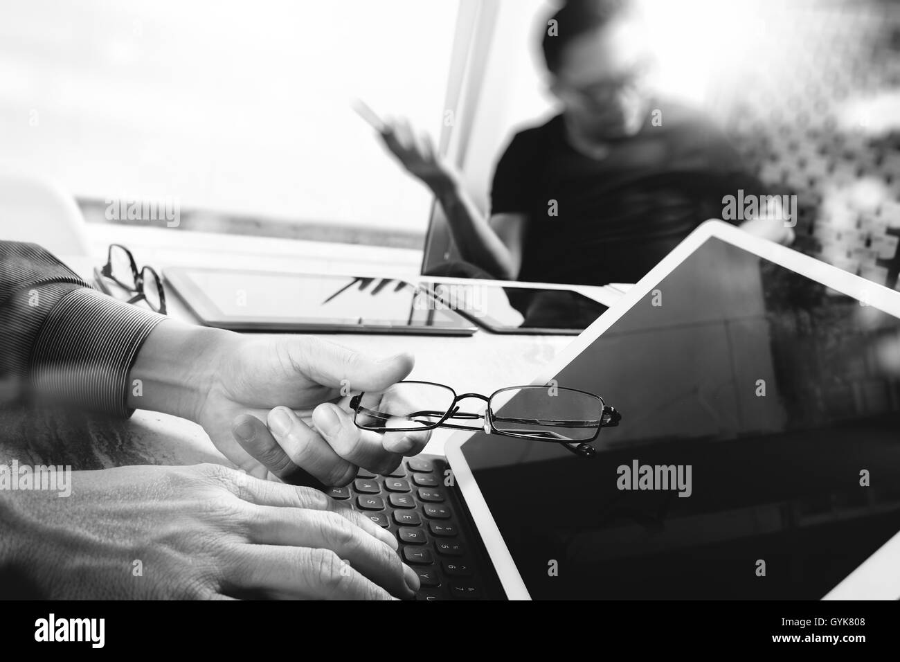 Riunioni di team aziendali presenti. Foto di investitore professionale lavorando con il nuovo progetto di avvio. Finance Managers meeting.ta digitali Foto Stock