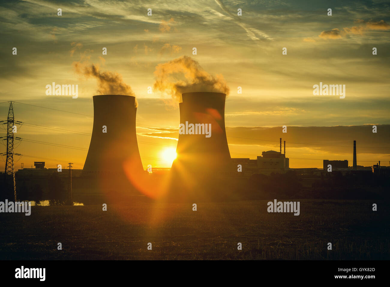 Le torri di raffreddamento durante la notte, il nucleare impianto di generazione, Temelin, Repubblica Ceca Foto Stock