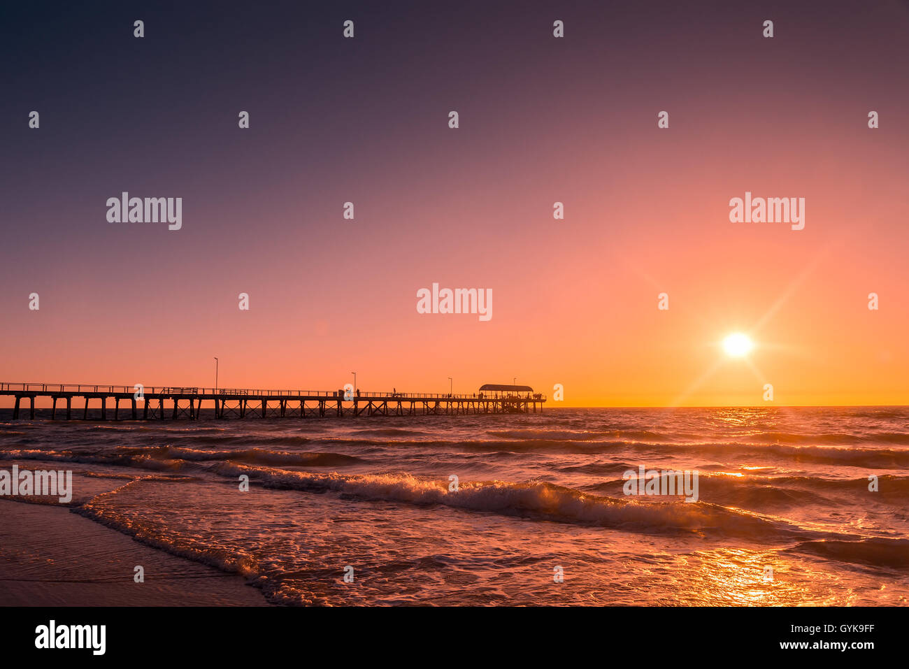 Henley Beach Jetty di una calda serata di sole. Color-tonificante applicato Foto Stock