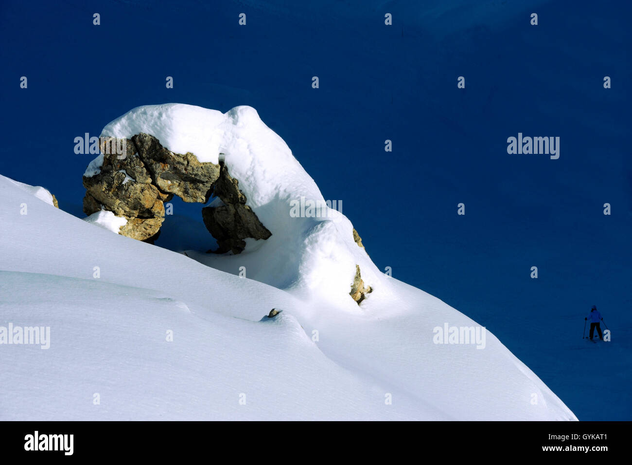 Coperto di neve e arco di roccia, Francia, Savoie, La Plagne Foto Stock