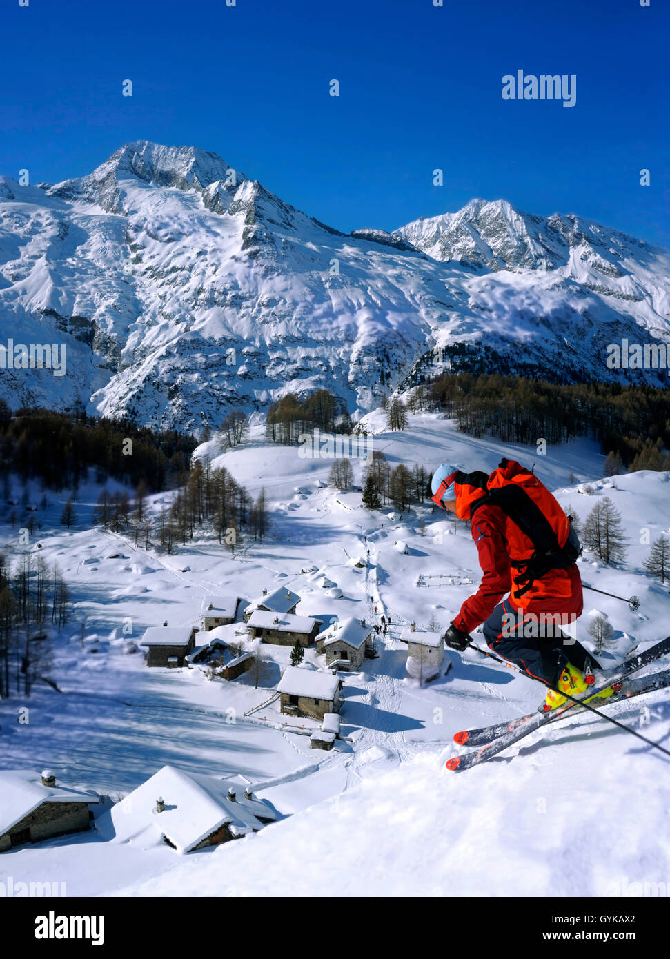 I fuori pista nella località sciistica di Sainte-Foy Tarentaise, sul retro del piccolo borgo di Le Monal e il Mont Pourri, Francia, Savoie, Sainte-Foy Tarentaise Foto Stock