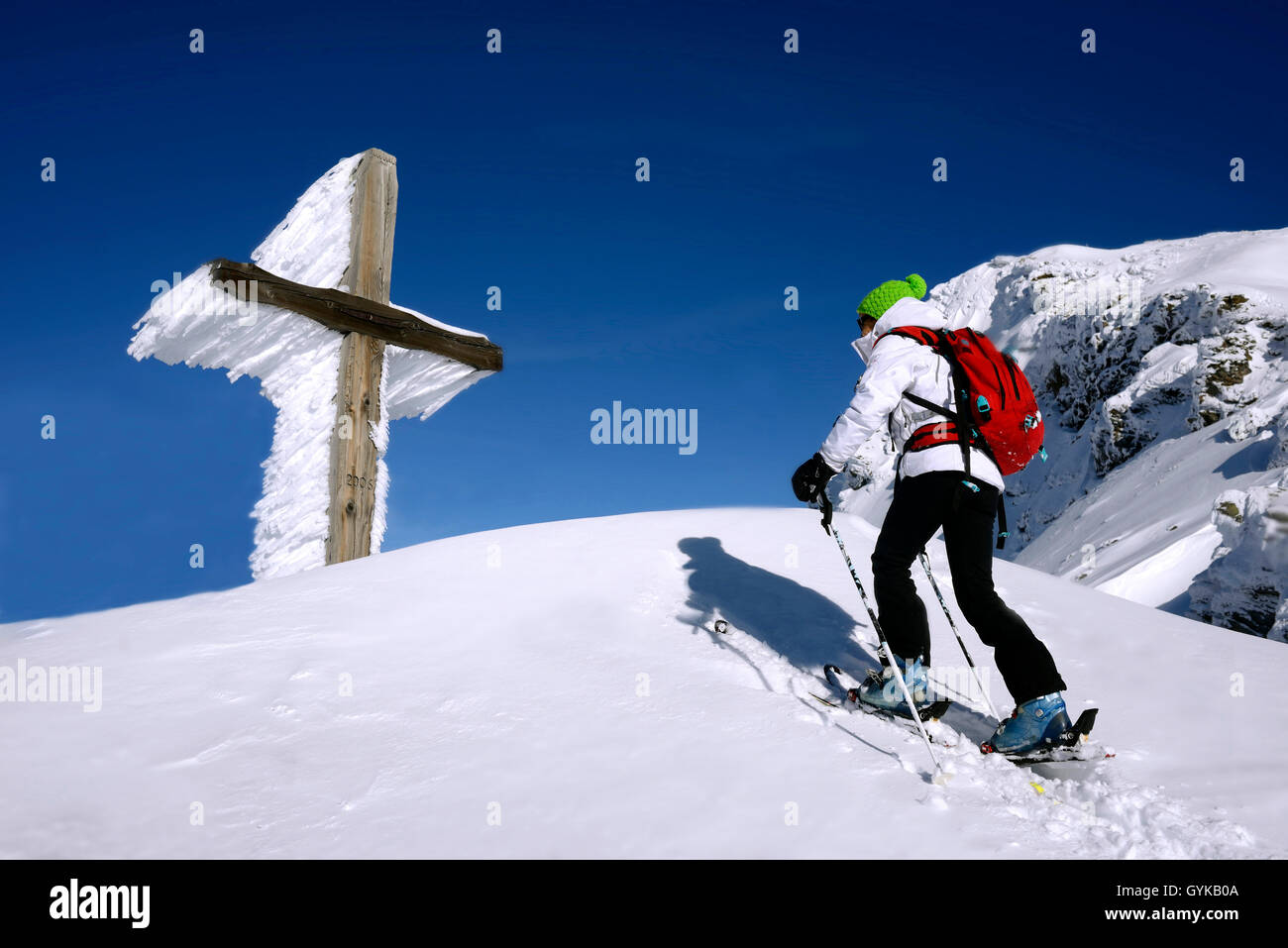 Sci escursionismo a icy croce di legno nelle Alpi, Francia, Savoie, Sainte-Foy Tarentaise Foto Stock