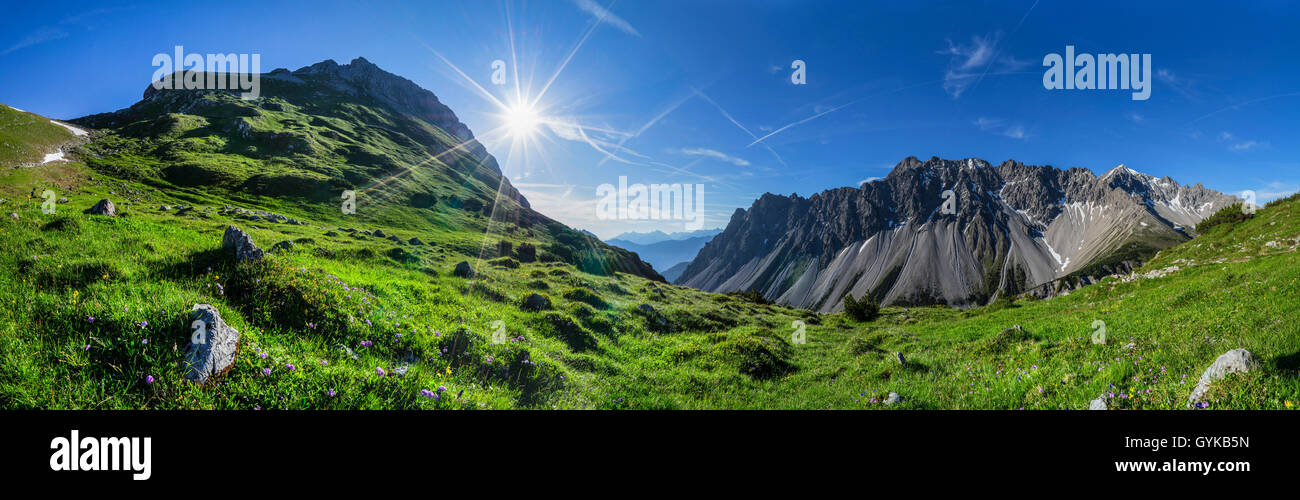 Hahntennjoch e sulle montagne circostanti poco dopo l'alba, Austria, Tirolo Foto Stock