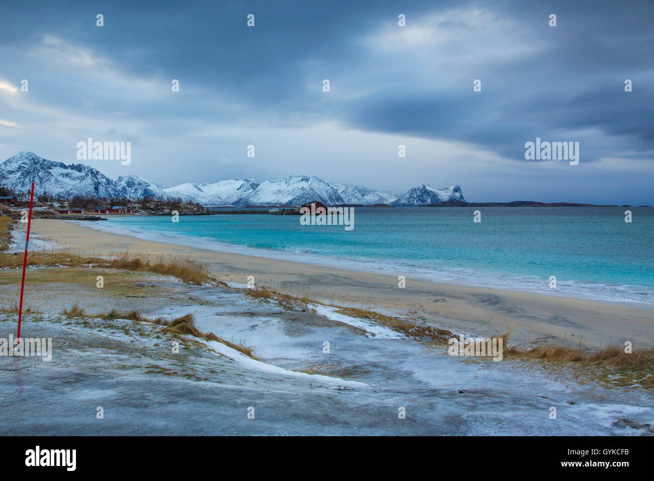 Spiaggia di sabbia bianca a Skaland Beach, Norvegia, Fylke Troms, Bergfjord auf Senja Foto Stock