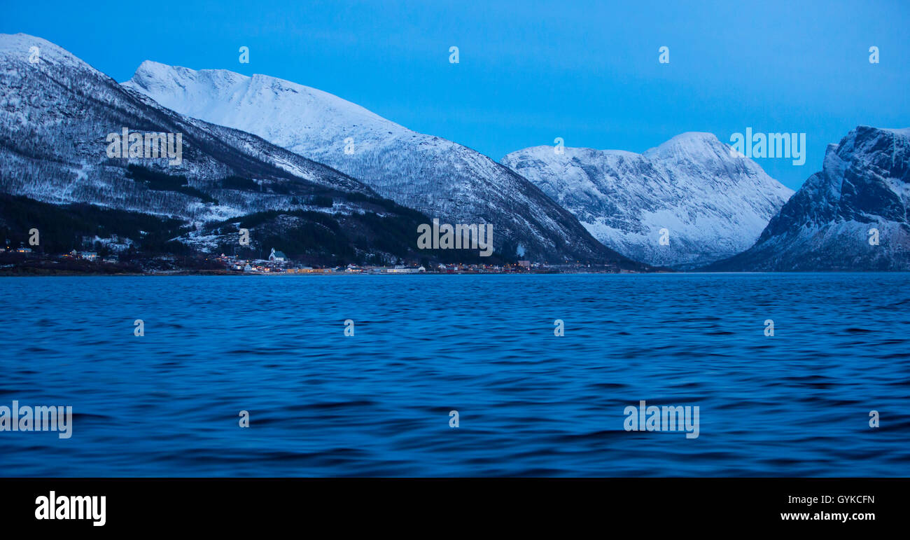 In Skaland Bergsfjord al crepuscolo, Norvegia, Fylke Troms, Senja Foto Stock