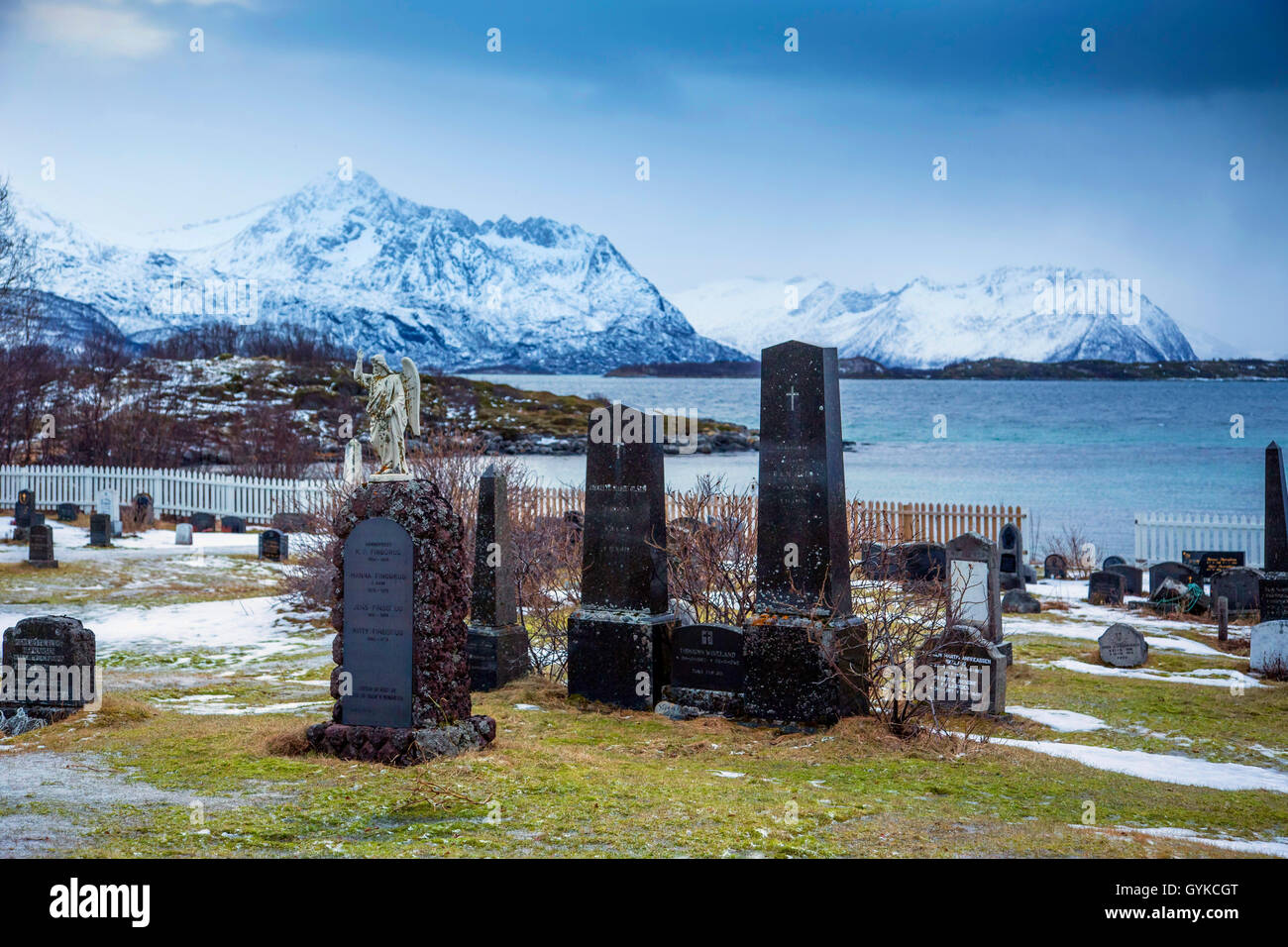 Cimitero di Skaland al fiordo costa, Norvegia, Fylke Troms Foto Stock