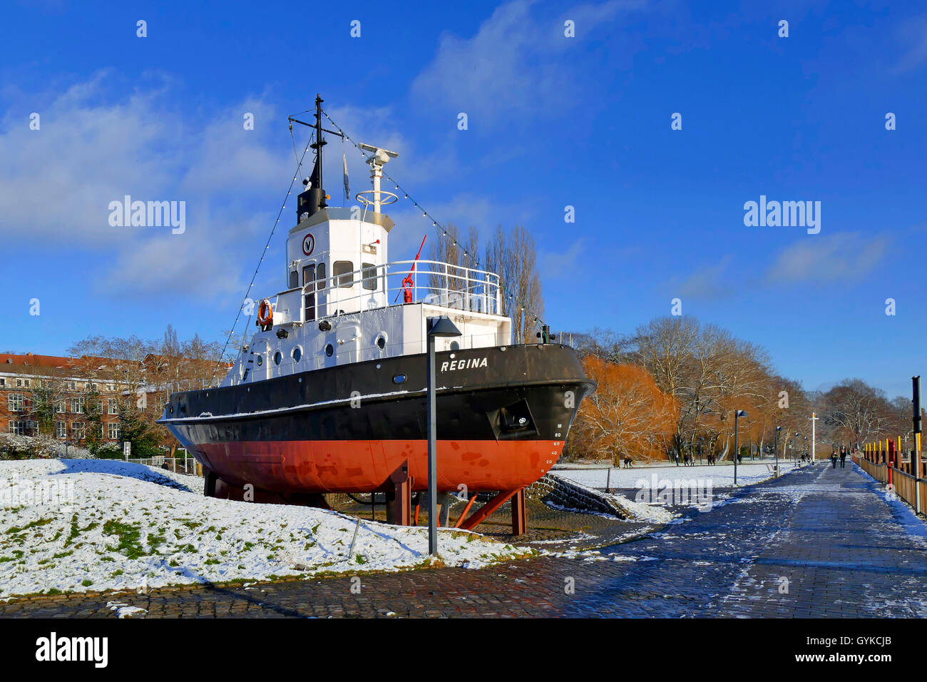 Towboat Regina in inverno jacked ab in Stadtgarten, Germania, Bremen-Vegesack Foto Stock