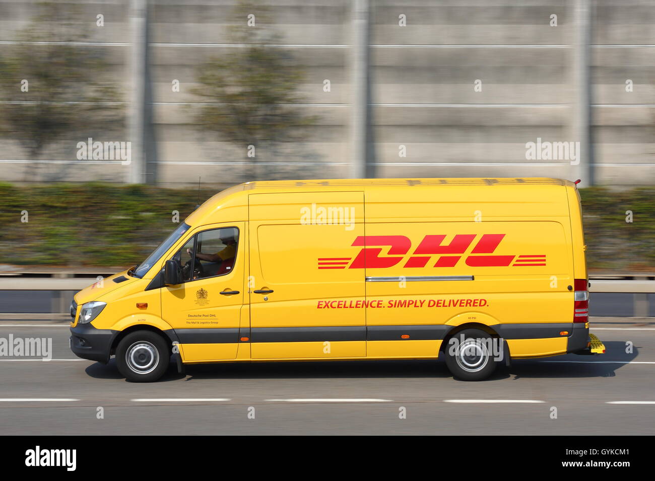 Giallo DHL van nelle vicinanze del London Heathrow Airport, Regno Unito Foto Stock