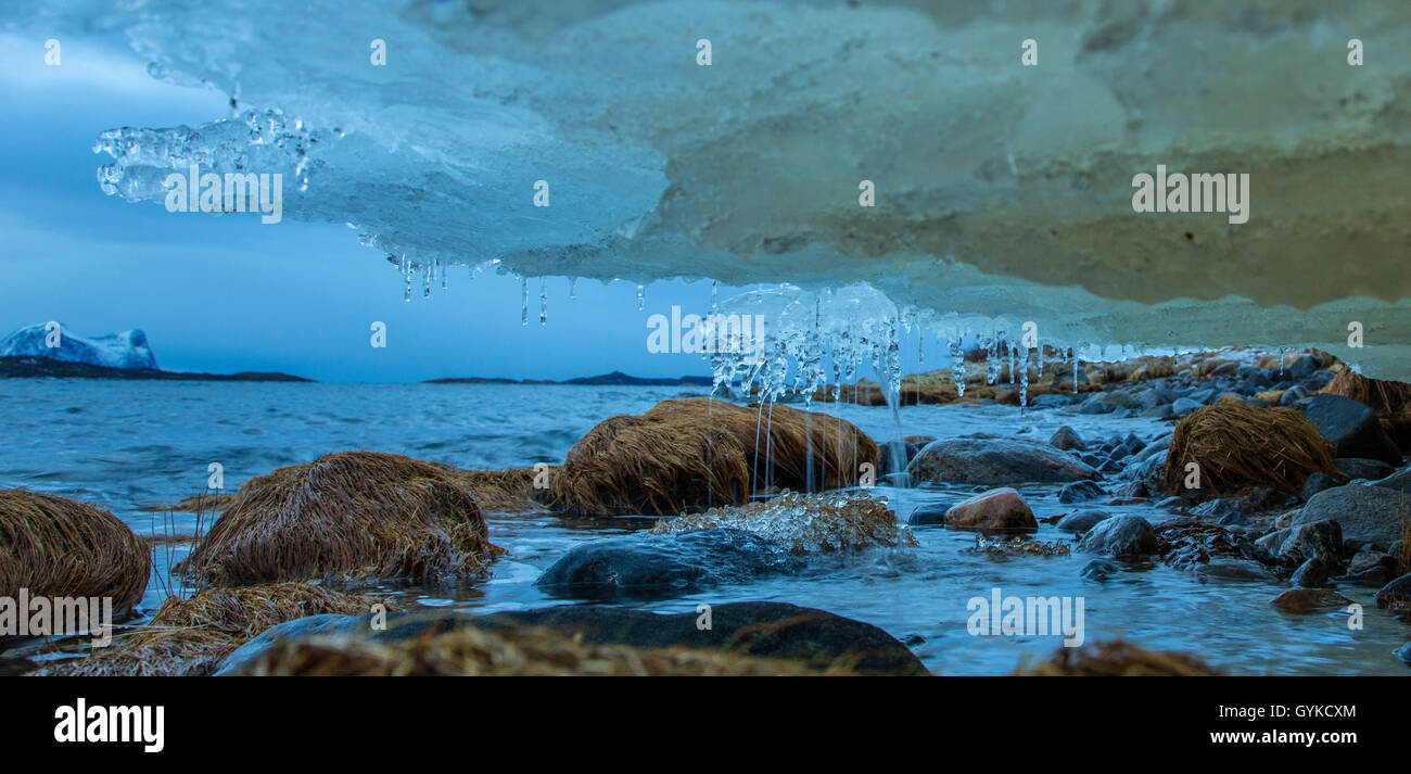 L'acqua di fusione del ghiaccio dalla bocca del fiume scende verso il mare con la bassa marea, Norvegia, Fylke Troms, Senja Bergsfjord Foto Stock