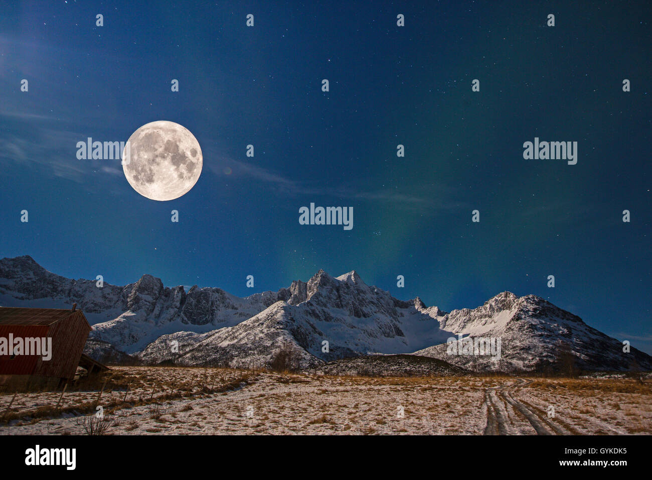 Luna piena con cielo stellato e luce polare oltre il paesaggio di montagna, Norvegia, Troms, Senja Foto Stock