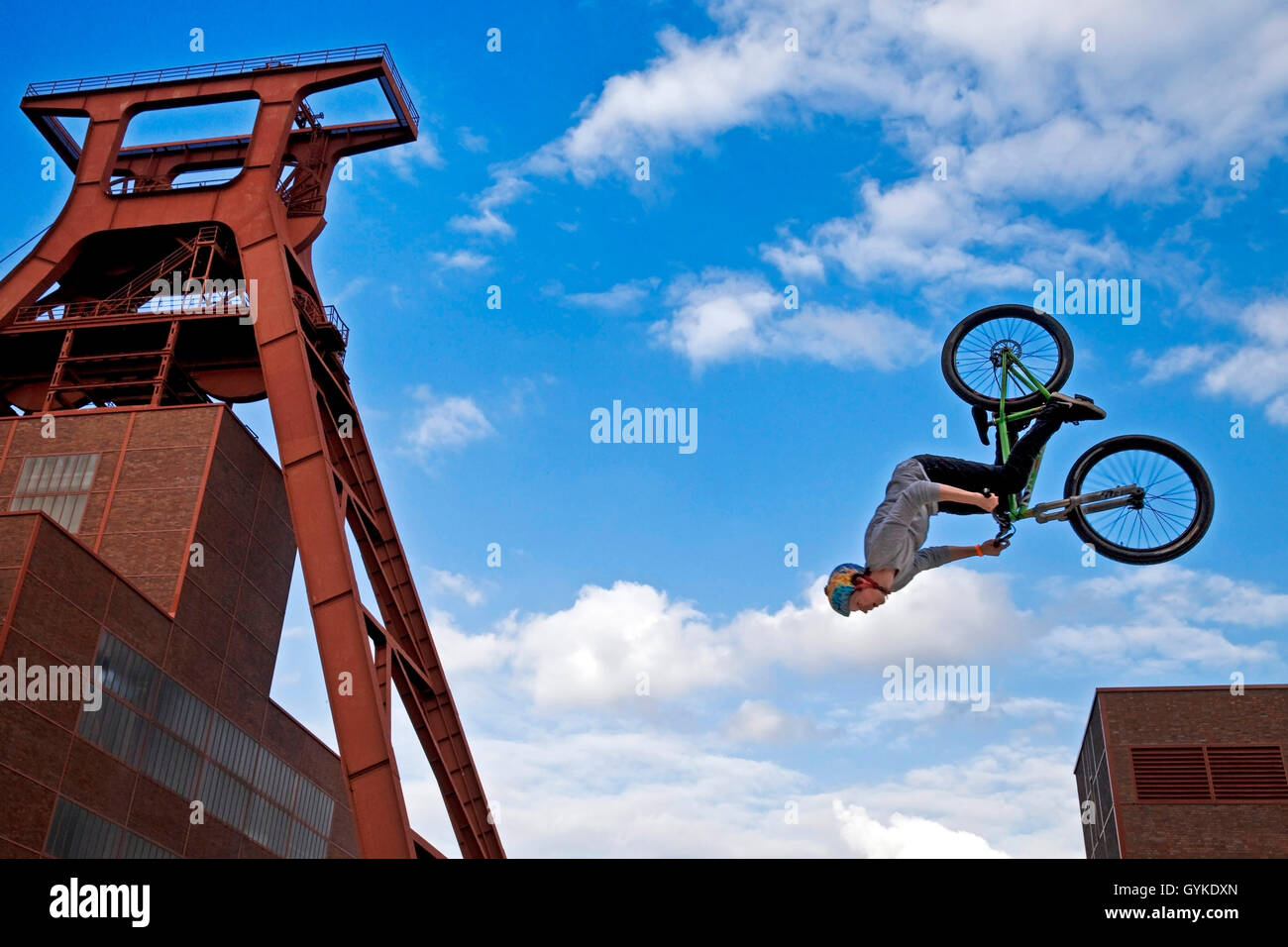 Jumping BMX rider nella parte anteriore del copricapo della miniera di carbone di Zollverein, in Germania, in Renania settentrionale-Vestfalia, la zona della Ruhr, Essen Foto Stock