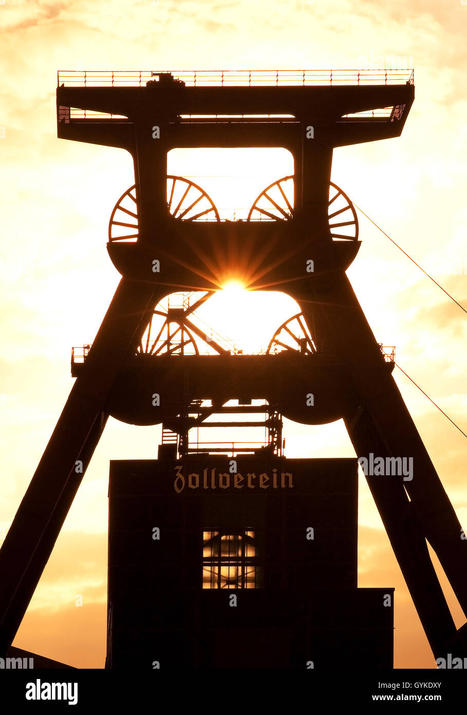 Copricapo del Complesso industriale delle Miniere di carbone dello Zollverein al tramonto, in Germania, in Renania settentrionale-Vestfalia, la zona della Ruhr, Essen Foto Stock