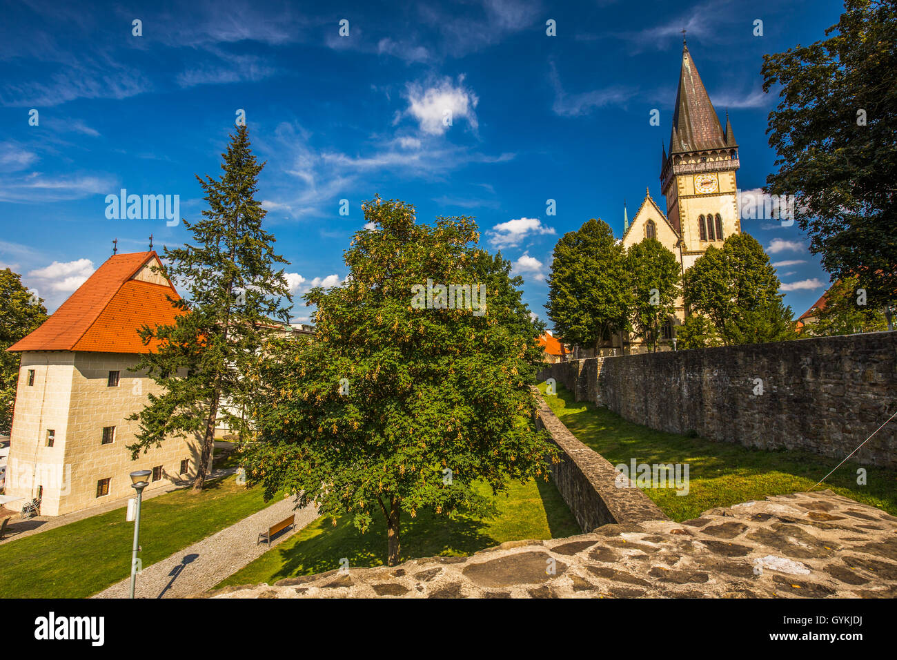Chiesa Monumentale di San Egidio in Bardejov vecchio centro della città con il parco, Bardejov, Slovacchia. Foto Stock