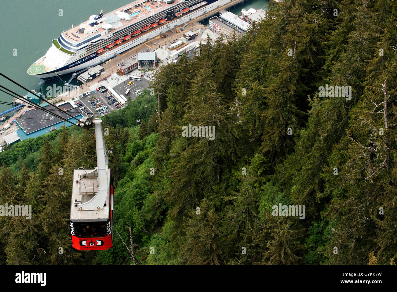 Montare Roberts tramvia di Juneau dock, Alaska, Stati Uniti d'America. Juneau, in centro città. L'Alaska. Stati Uniti d'America. Celebrity Millennium nave da crociera ancorata b Foto Stock