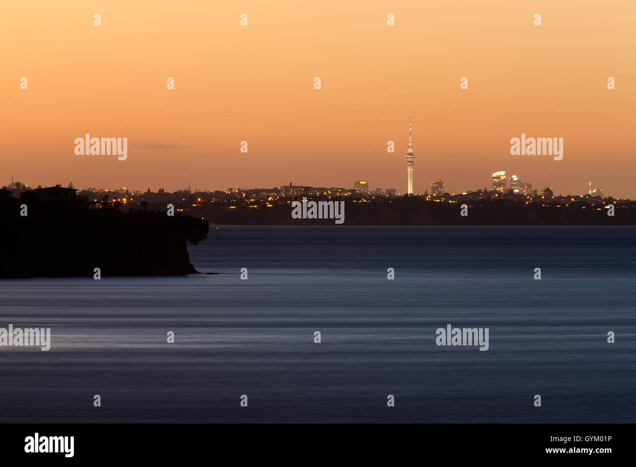 Auckland NZ distante citylight skyline dopo il tramonto Foto Stock