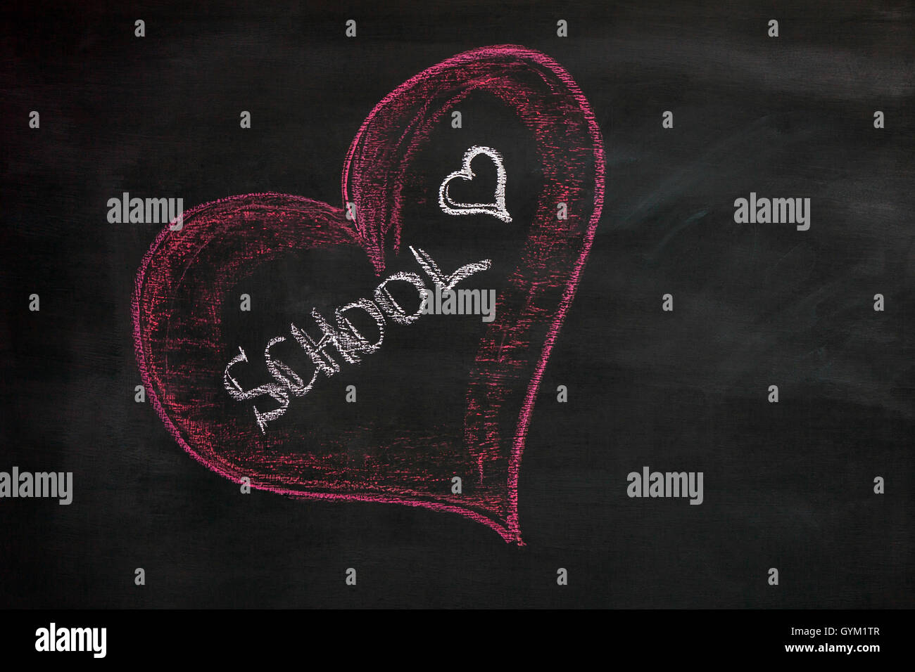 Cuore rosso verde sul bordo della scuola Scuola intitolato Foto Stock