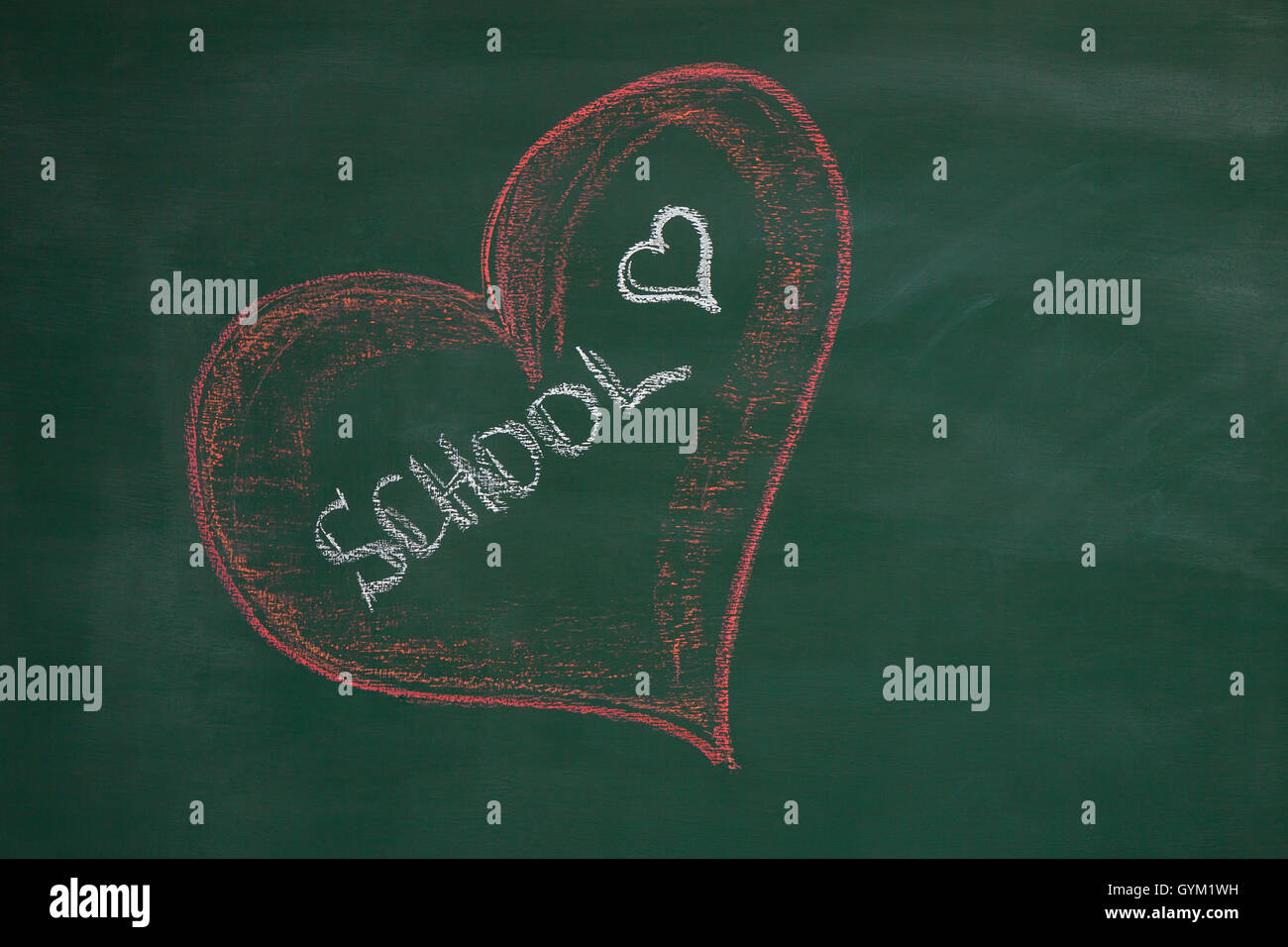 Cuore rosso verde sul bordo della scuola Scuola intitolato Foto Stock