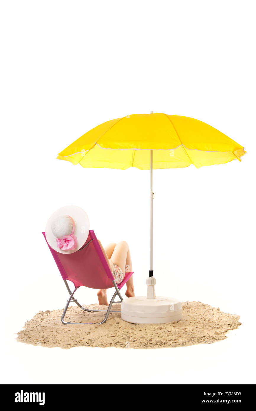 Spiaggia tranquilla con la donna in sedia Foto Stock