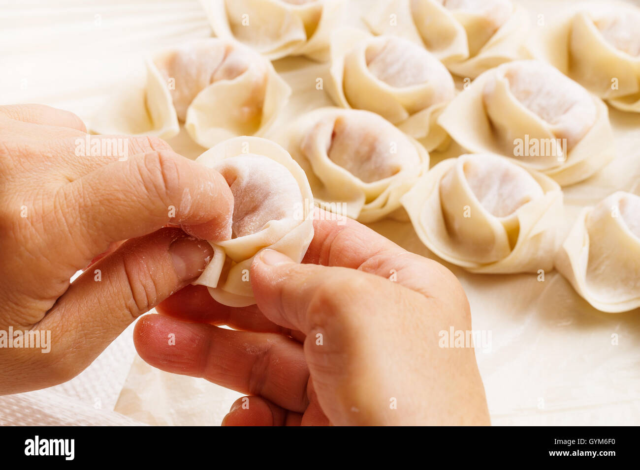 Avvolgimento del cinese gnocco Foto Stock