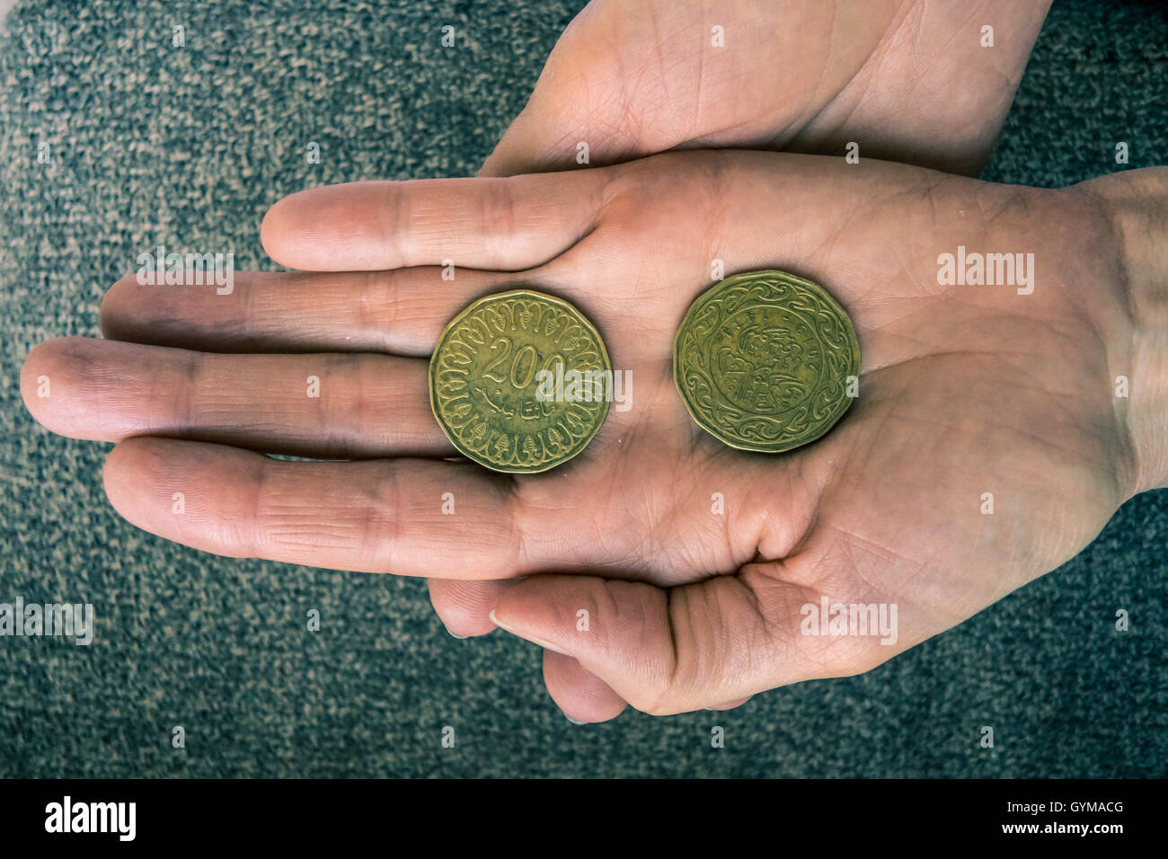 Due monete tunisino sulla donna di Palm Foto Stock