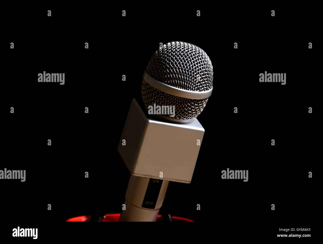 Microfono per audio, discorso, oratore motivazionale su nero. Foto Stock