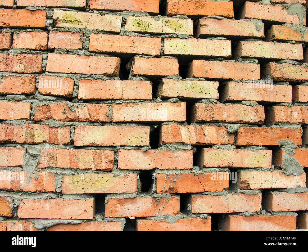 Rude laterizio con troppo grandi spazi Foto Stock