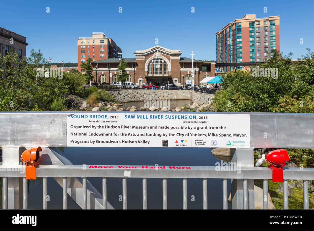 Il Ponte del suono arte pubblica l'installazione su un ponte al di sopra della segheria fiume in Van Der Donck Park a Yonkers, New York. Foto Stock