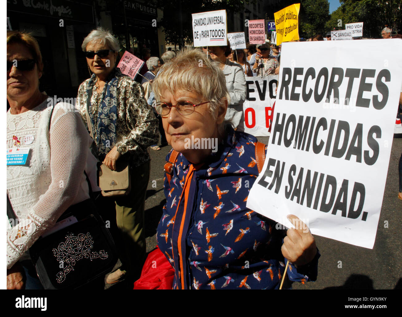 Madrid, Spagna. Xviii Sep, 2016. Manifestanti ' Marea Blanca' prendere per le strade di Madrid per non tagliare la salute in Madrid domenica 18 settembre 2016. Credito: Gtres Información más Comuniación on line,S.L./Alamy Live News Foto Stock