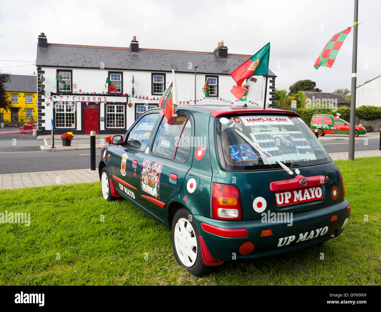 Vettura dipinta di rosso e verde nella contea di Mayo, Irlanda a sostegno della contea GAA squadra giocare in All-Ireland finals 2016 contro di Dublino. Foto Stock