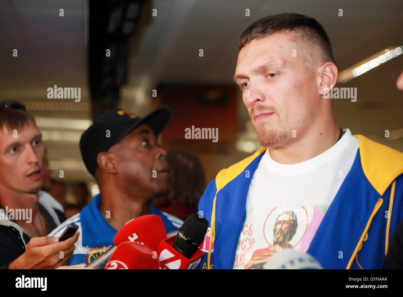 Kiev, Ucraina. 18th Set, 2016. Il 18 settembre 2016 il nuovo campione del mondo Usyk della WBO Cruiserweight dell'Ucraina arrivò a Kiev da Varsavia dopo aver vinto il 17 settembre contro Krzysztof Glowacki a Danzica. Il campione olimpico londinese Usyk del 2012 fu incontrato come un eroe nazionale, con il suo allenatore americano James Ali Bashir (Left to Usyk) che condivideva le più alte lodi. Credit: Dimar Photo/Alamy Live News Foto Stock