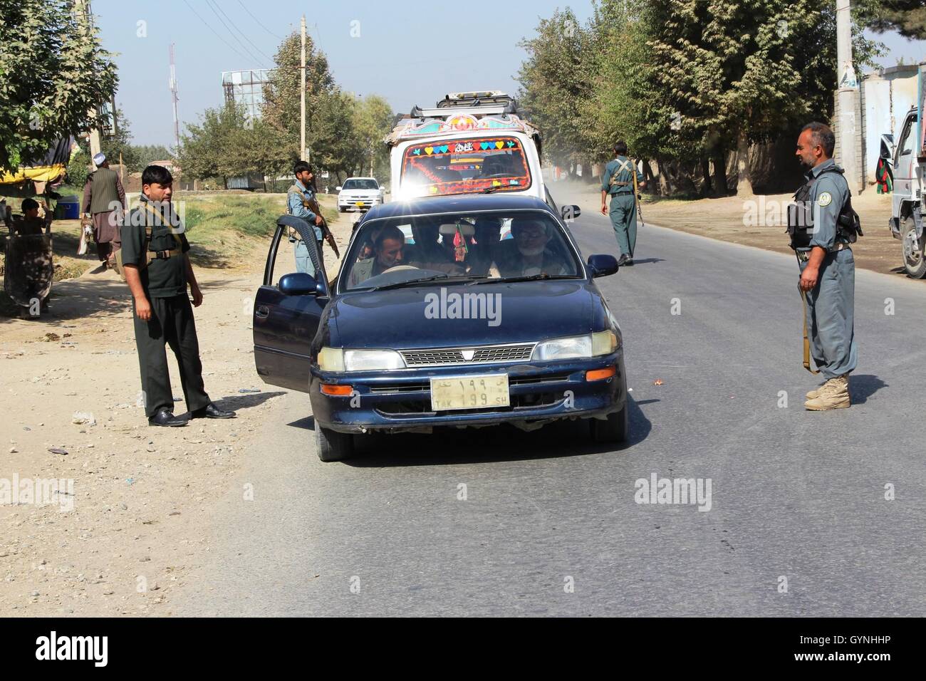 Kunduz, Afghanistan. Xix Sep, 2016. Poliziotti afghani stand ad un checkpoint di polizia nella provincia di Kunduz, Afghanistan, Sett. 19, 2016. Le forze di sicurezza afgane hanno assunto la piena sicurezza cariche dalla NATO e le forze degli Stati Uniti dopo la NATO-portato le truppe si è conclusa la loro missione di combattimento in Afghanistan entro la fine del 2014, dopo tredici anni di presenza militare nel paese. Credito: Ajmal Kakar/Xinhua/Alamy Live News Foto Stock