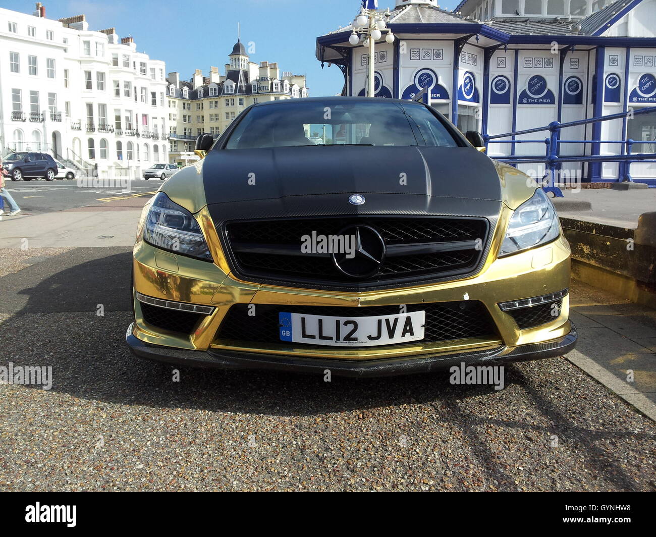 Eastbourne, Regno Unito. Xviii Sep, 2016. L'oro Mercedes AMG appartenenti al Sheikh Abid Gulzar parcheggiata fuori l'ingresso a Eastbourne Pier, che egli possiede. Credito: James Bell/Alamy Live News Foto Stock