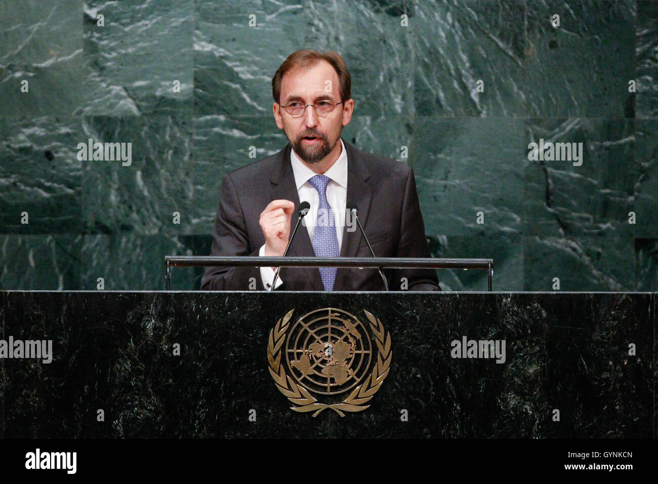 New York, Stati Uniti d'America. Xix Sep, 2016. Alto Commissario delle Nazioni Unite per i Diritti Umani Zeid Ra'annuncio Al Hussein indirizzi durante l'ad alto livello delle Nazioni Unite riunione plenaria per affrontare grandi movimenti di profughi e migranti, presso la sede delle Nazioni Unite a New York, gli Stati Uniti e il 7 settembre 19, 2016. U.N. Il Segretario Generale Ban Ki-moon lunedì chiesto maggiori sforzi collettivi per affrontare la sfida della mobilità umana, dicendo che "Agendo insieme, siamo in grado di rispondere alla crescente xenofobia e girare la paura in speranza.' © Li Muzi/Xinhua/Alamy Live News Credito: Xinhua/Alamy Live News Foto Stock