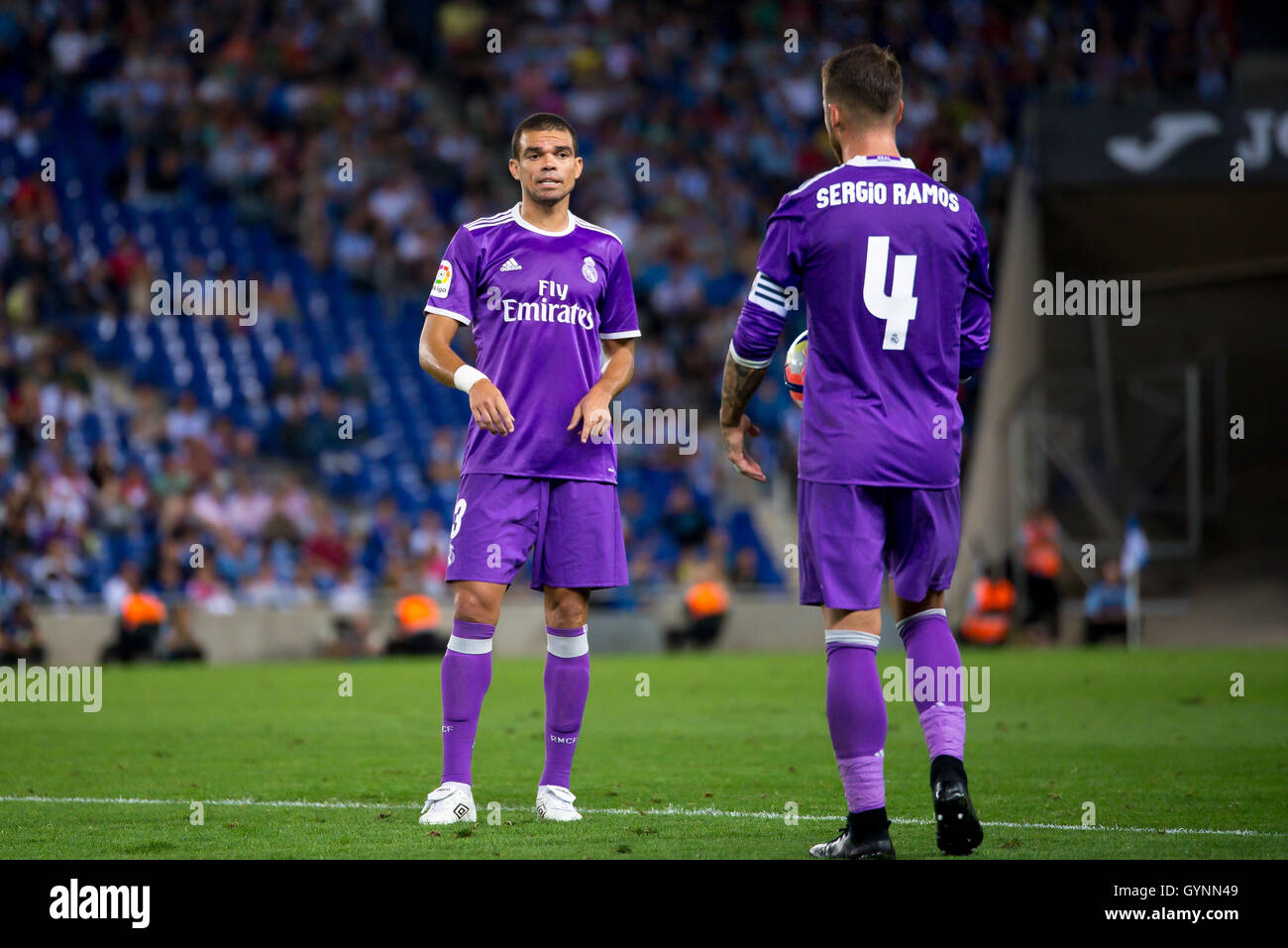 Barcellona - Sep 18: Pepe (l) e Sergio Ramos (R) Play in La Liga match tra RCD Espanyol e Real Madrid CF A RCDE Stadium il 18 settembre 2016 a Barcellona, Spagna. Credito: Christian Bertrand/Alamy Live News Foto Stock