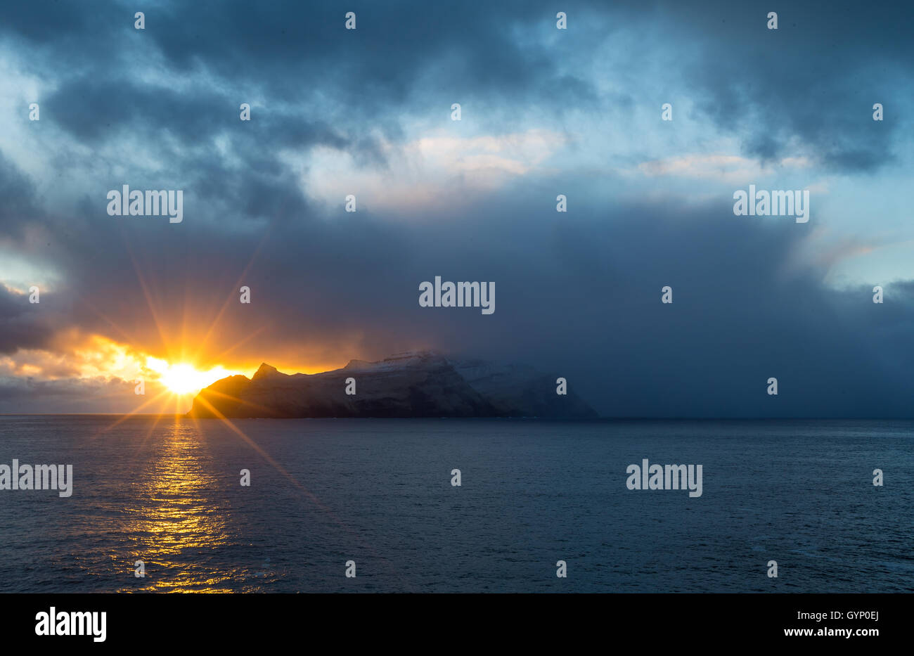 L'isola di Mykines al tramonto, isole Faerøer Foto Stock