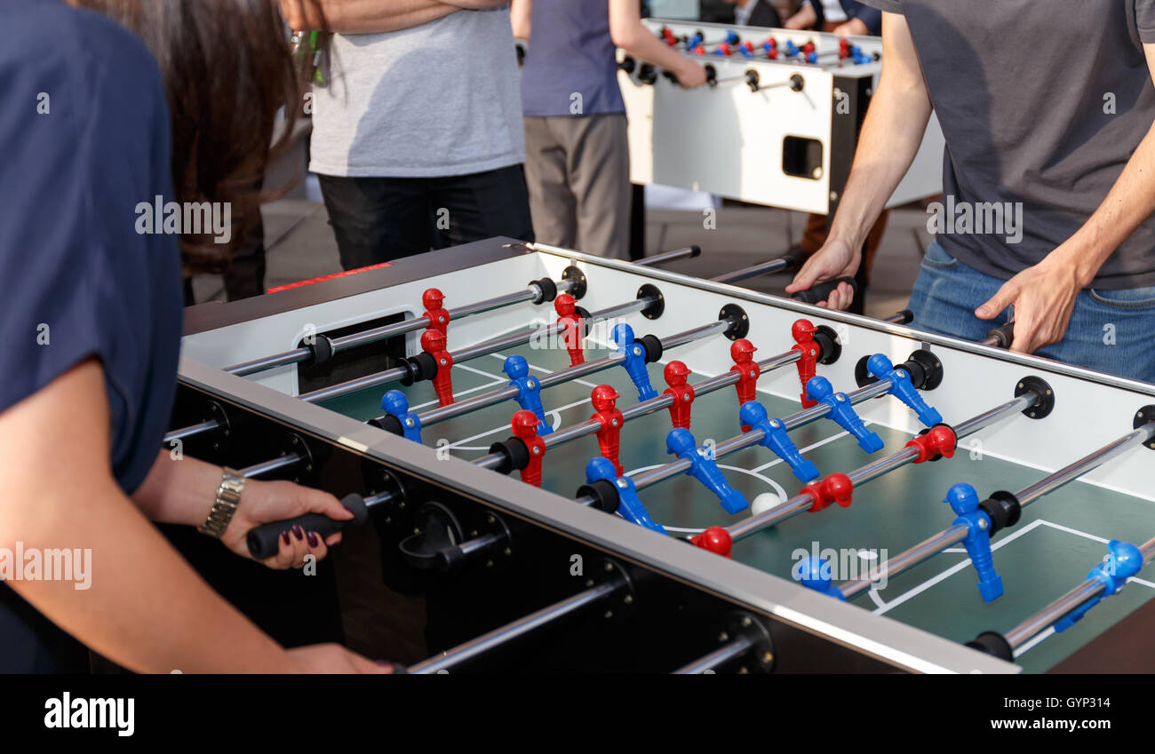 Irriconoscibile per coloro che godono di un gioco di calcio balilla. Facce non mostrato. Foto Stock