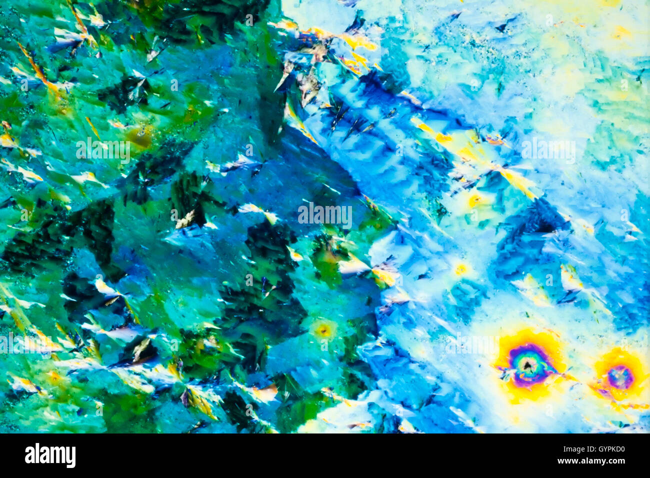Il tiosolfato di sodio cristalli in luce polarizzata Foto Stock