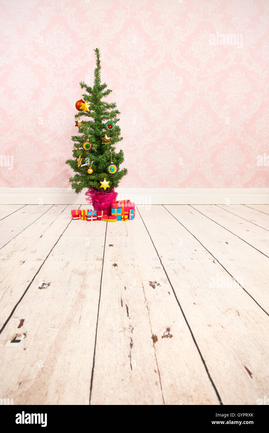 Vintage parete e pavimento in legno con albero di Natale Foto Stock