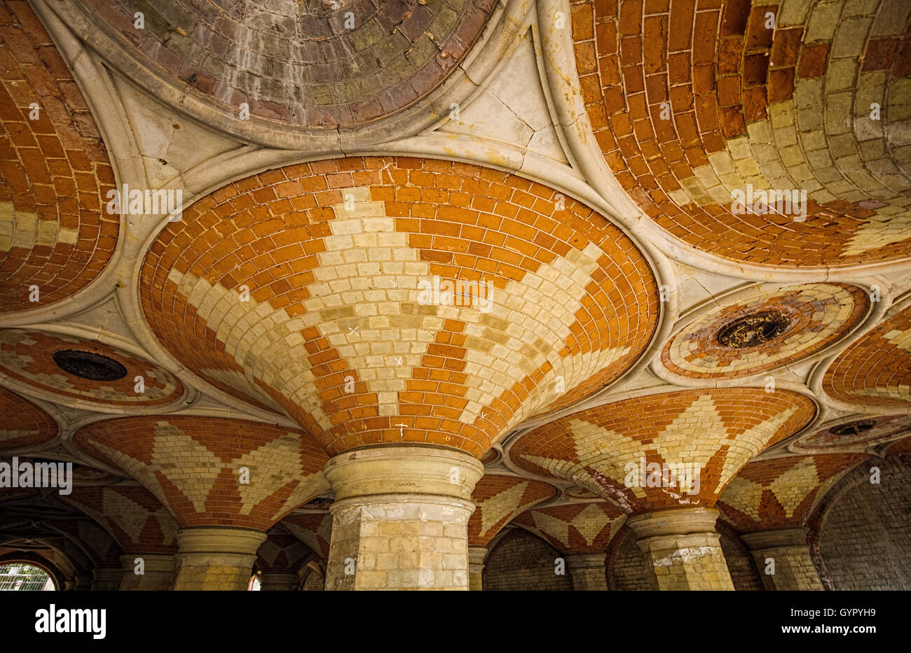 Soffitto in stile vittoriano di Crystal Palace con la metropolitana dalla stazione di grande mostra ora ripristinate Foto Stock
