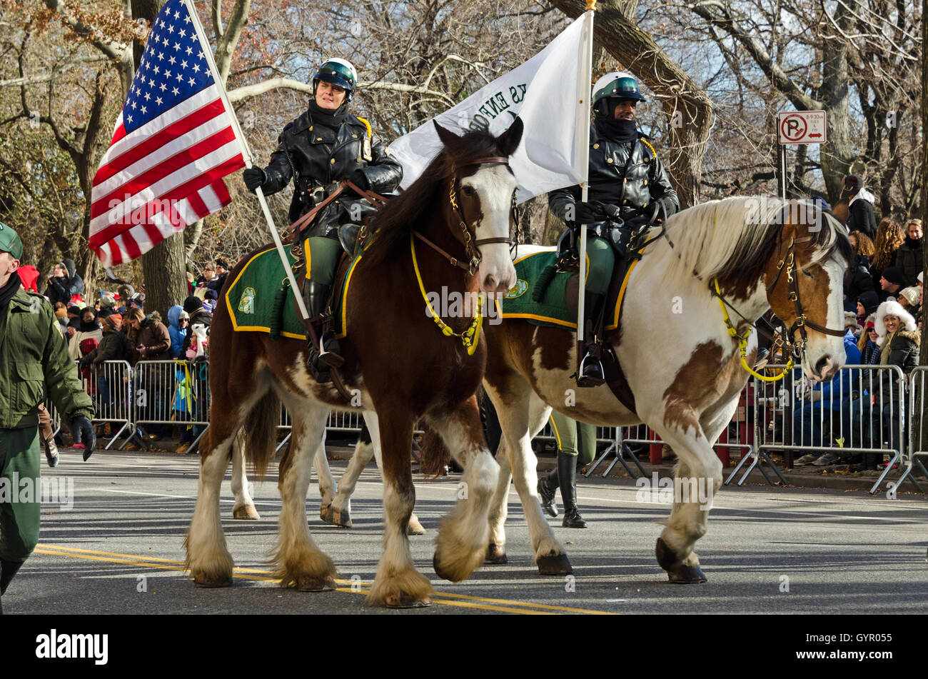 I membri dei parchi montata esecuzione Patrol cavalcata in Macy's Thanksgiving Day Parade New York City. Foto Stock
