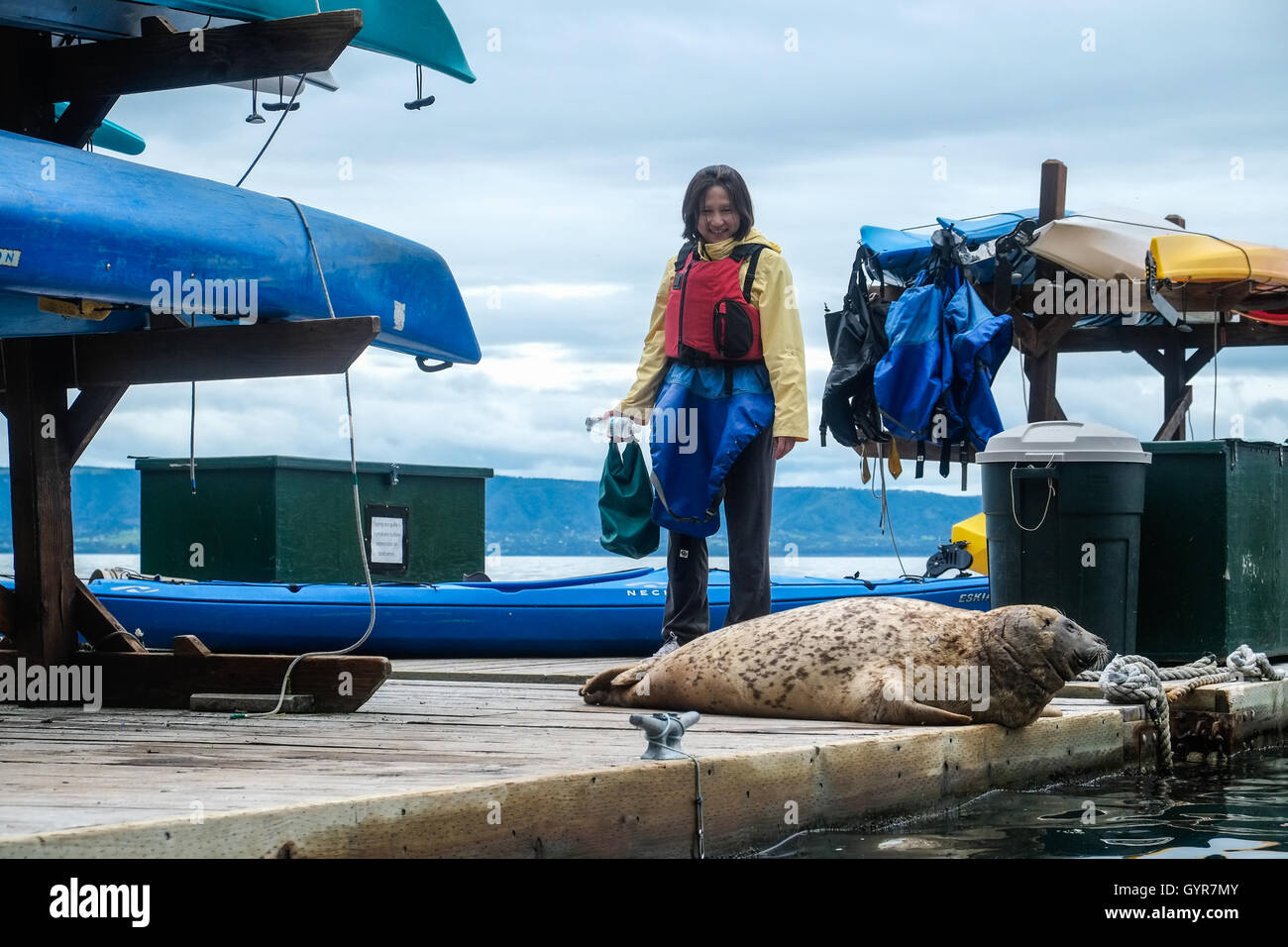 Una guarnizione di tenuta in corrispondenza di un Alaska kayak di mare dock Foto Stock