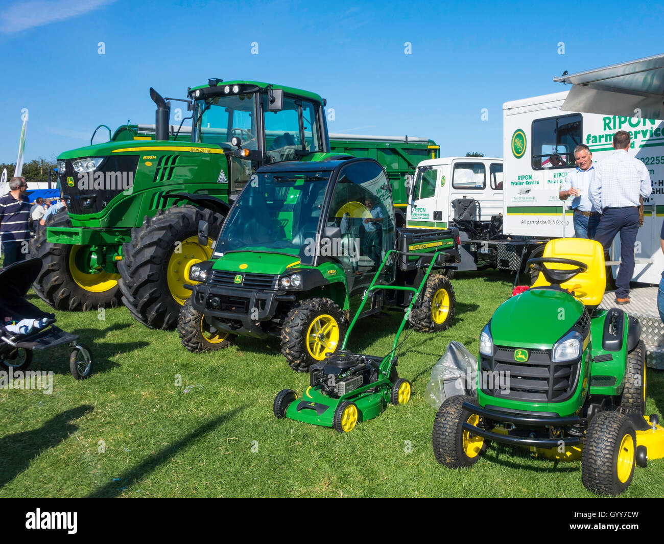 Un display di nuovi trattori John Deere e falciatrici a Stokesley Agricultural Show 2016 Foto Stock