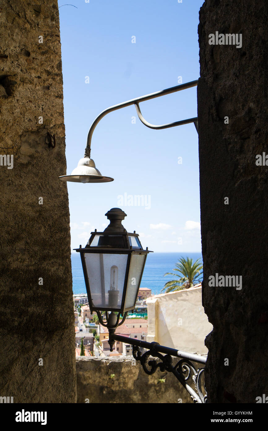 Viste del Mare Adriatico attraverso il vicolo della vecchia Amantea vecchia strada lampada Foto Stock